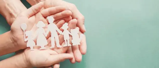 Logo Famille dans les mains